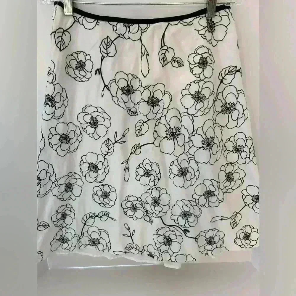 WHITE HOUSE BLACK MARKET WHBM White and Black Embroidered floral skirt - Size 6